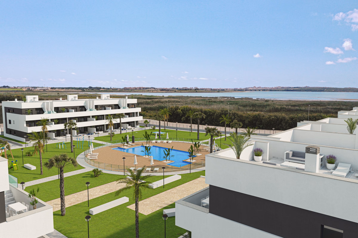 Комплекс Oasis Laguna 2 с высоты: парк с бассейном и лагуна Ла-Мата позади, Гуардамар