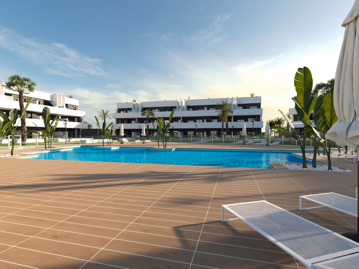 Большой общий бассейн с деревянным настилом, Oasis Laguna 2 Гуардамар