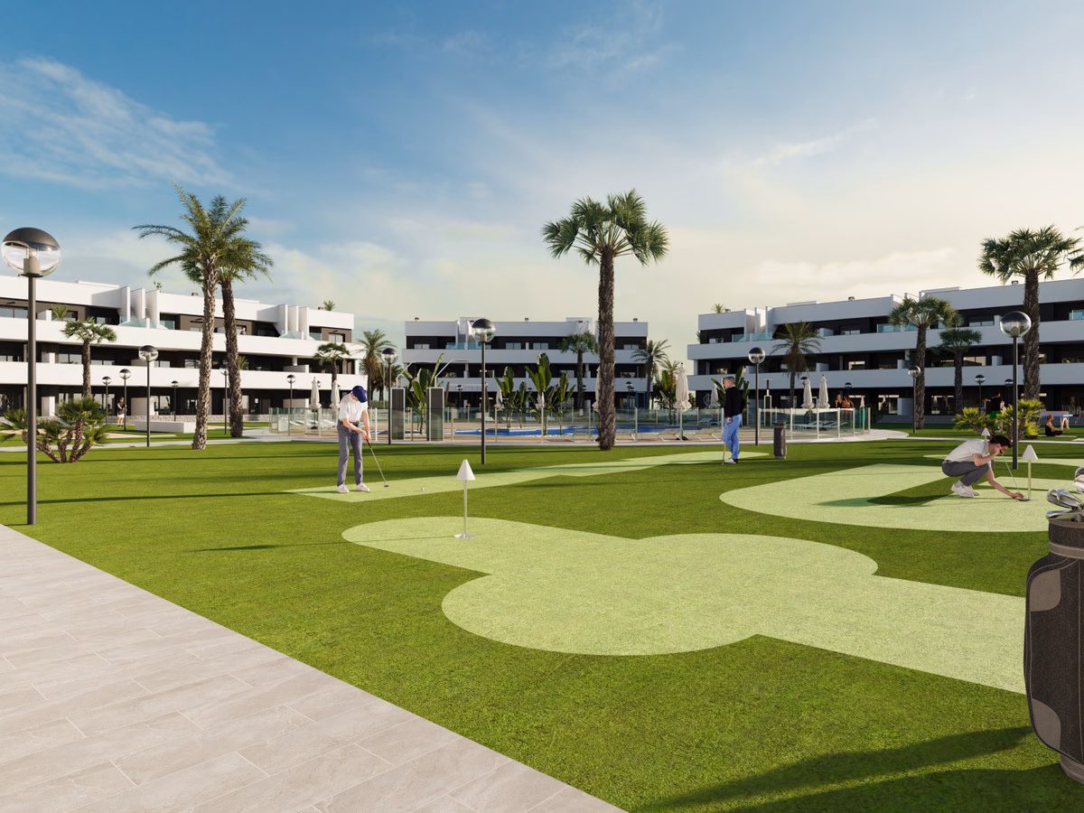 Паттинг-грин среди пальм на территории курорта, Oasis Laguna 2