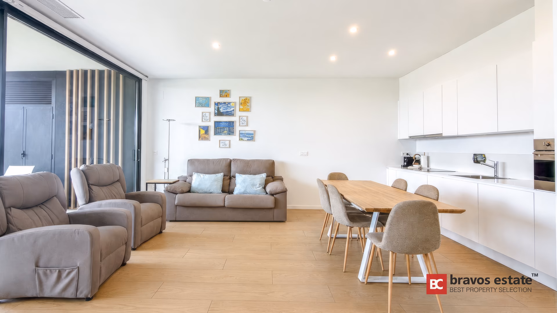Жилая зона со встроенной белой кухней в апартаментах Pure Sea Residence