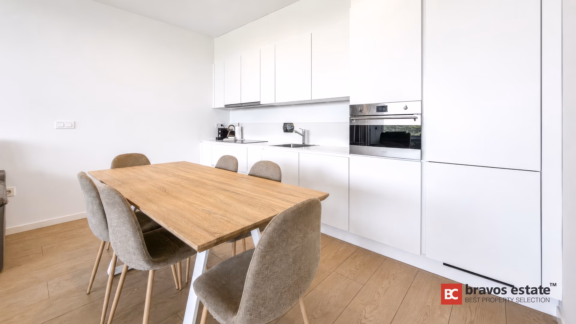 Полностью оборудованная кухня со столовой зоной в апартаментах Pure Sea Residence на первой линии