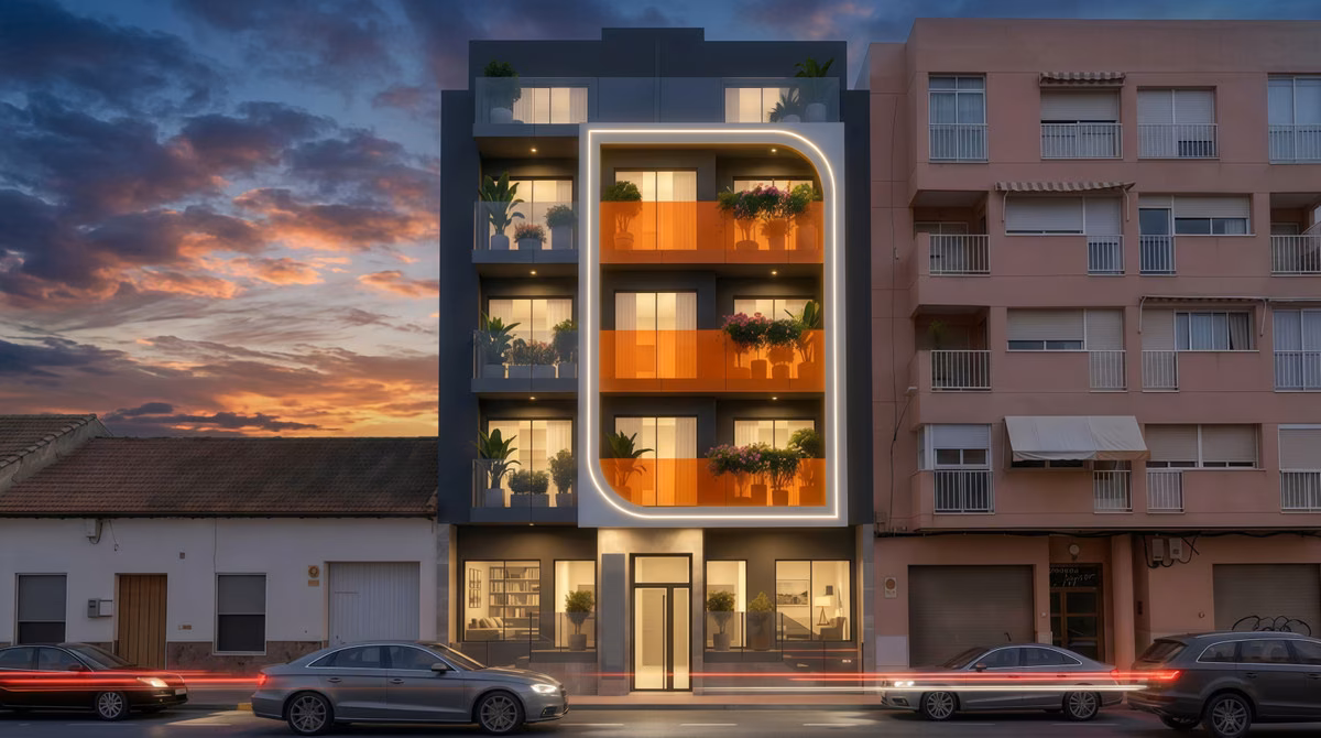 Фасад Residencial Alegria на закате с подсвеченными балконами в оранжевой раме, Гуардамар-дель-Сегура