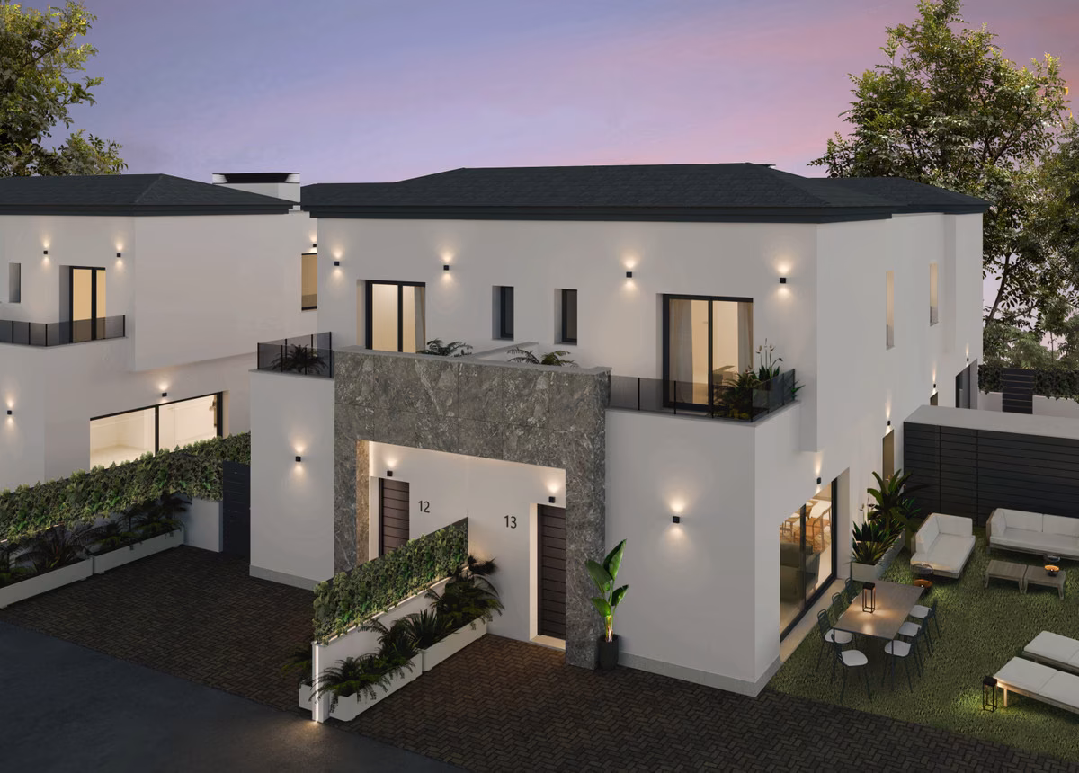 Дома с подсвеченными фасадами и садами перед входом в сумерках, Residencial Bahia, Gran Alacant