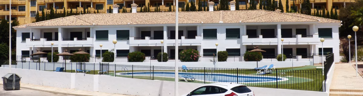 Общий бассейн за оградой, вид с улицы, Residencial Iron