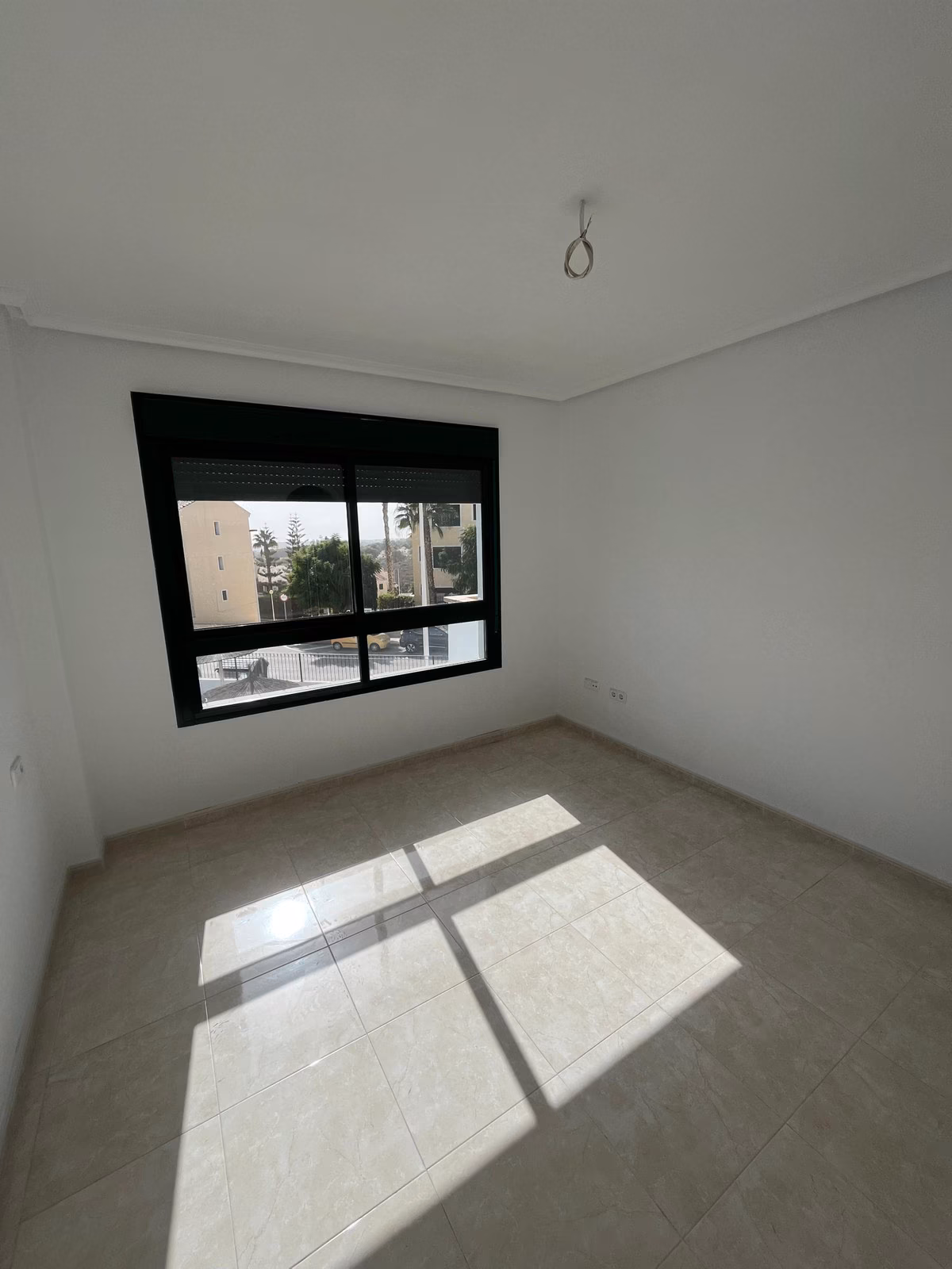 Светлая спальня с окном в Residencial Iron