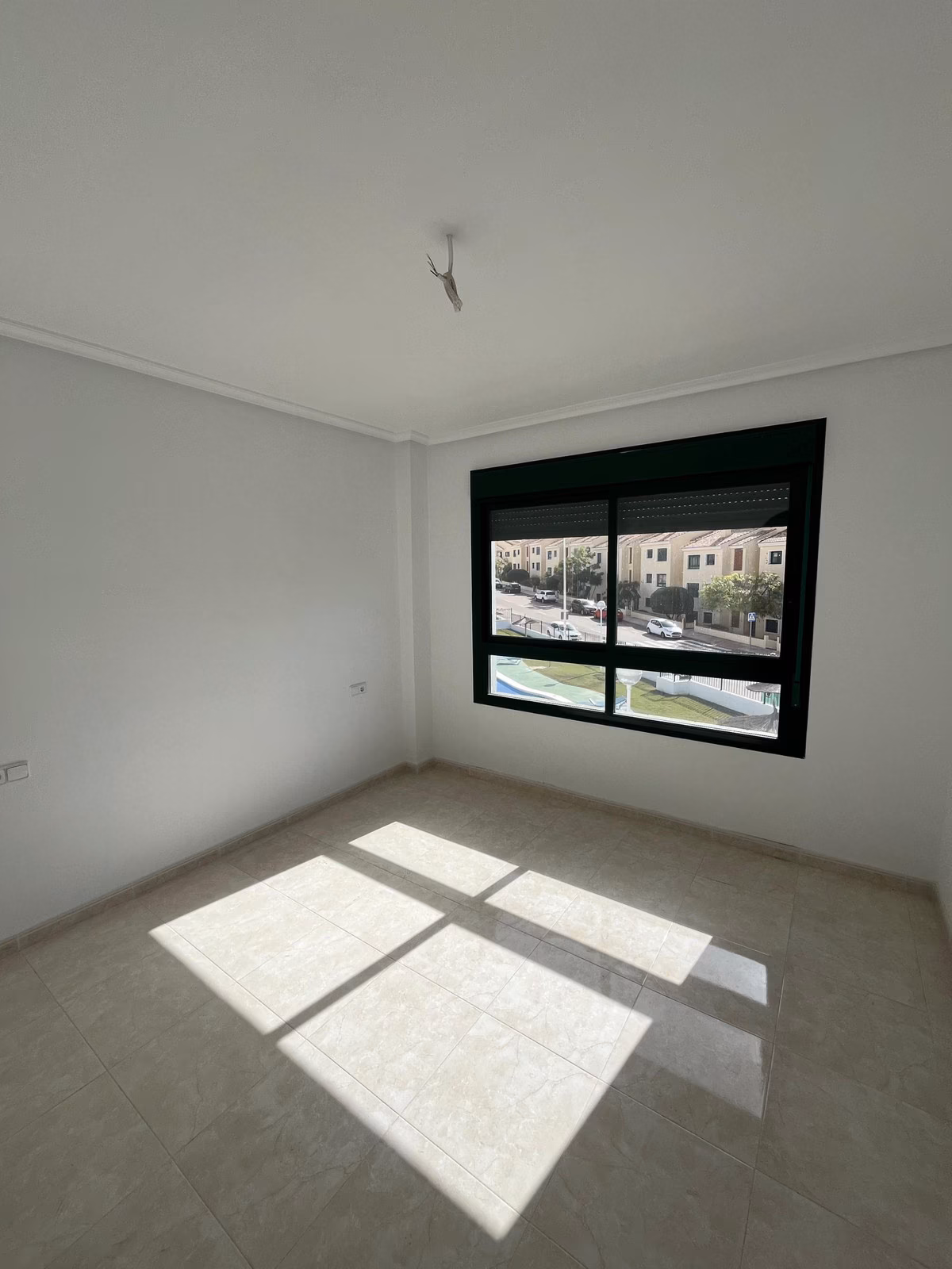 Спальня с окном в тёмной раме в Residencial Iron