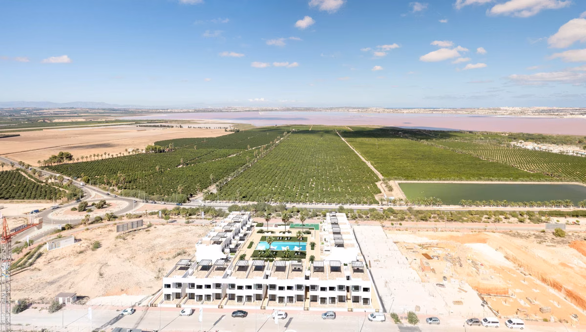 Residencial Onaru у розовой лагуны Торревьехи