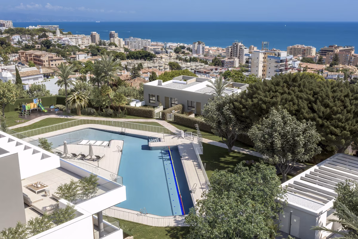 Общий бассейн с дорожкой для плавания и море за Торремолиносом, Residencial Pacaraima