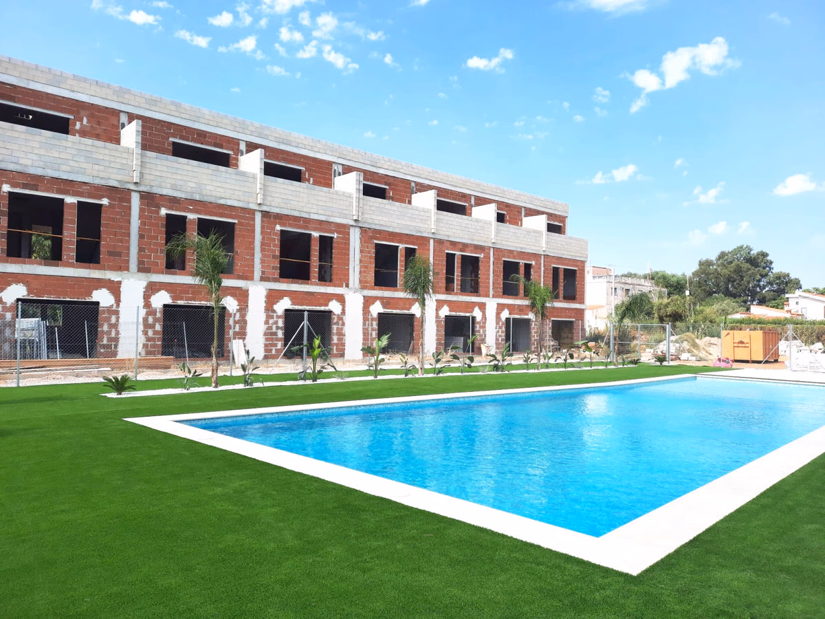 Готовый бассейн и газон в Residencial Vernissa на этапе сдаточных работ