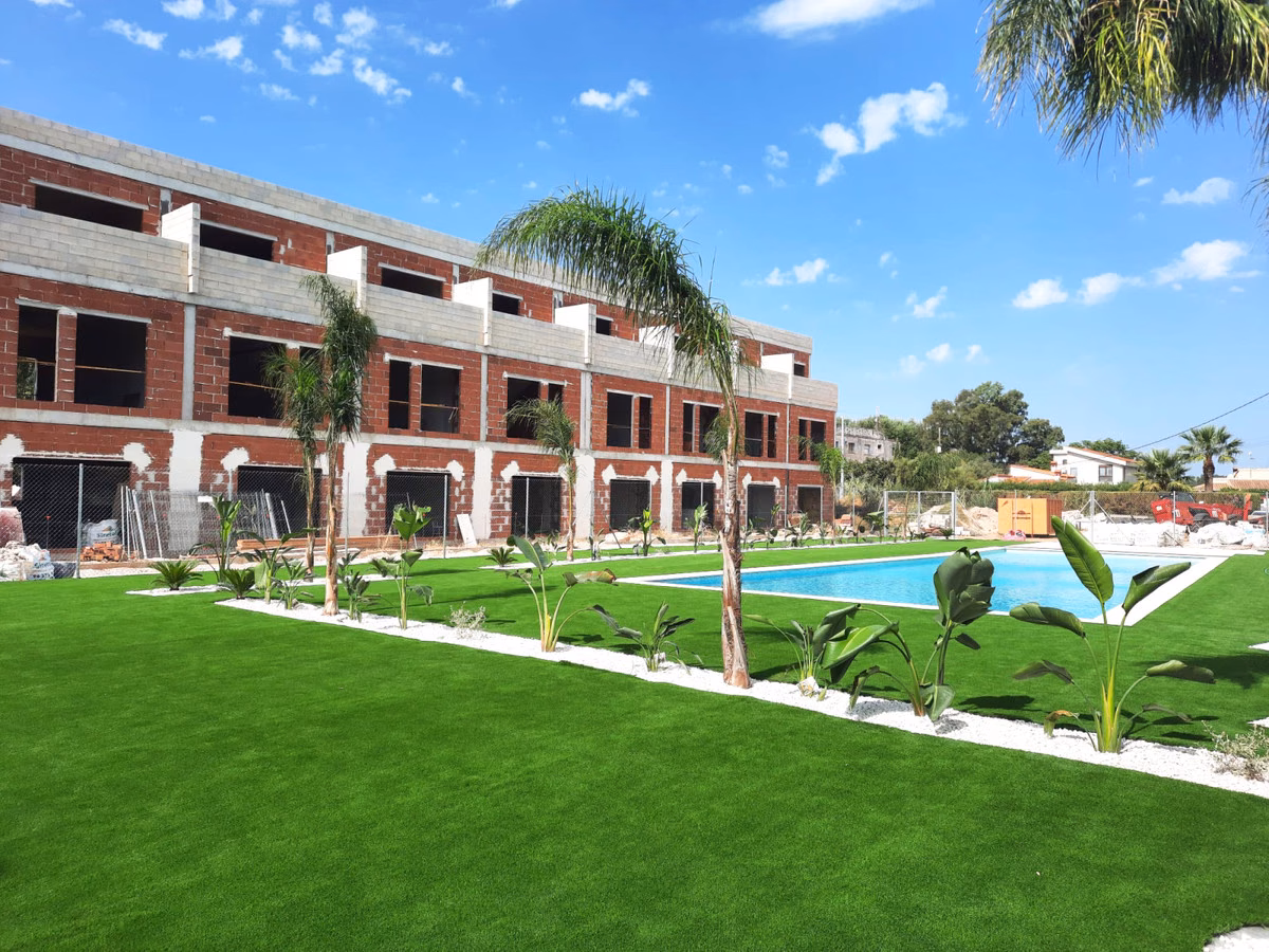 Пальмы и газон вдоль бассейна Residencial Vernissa