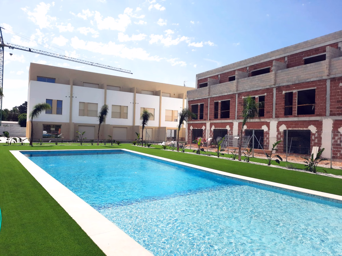 Тыльный фасад домов Residencial Vernissa, бассейн перед ними