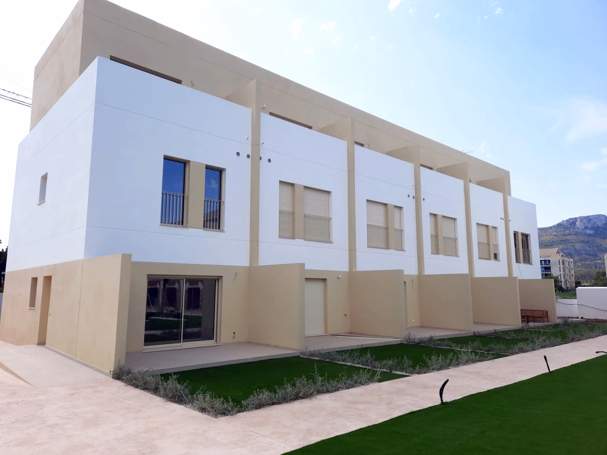 Готовый белый фасад дома Residencial Vernissa со стороны подъездной дороги