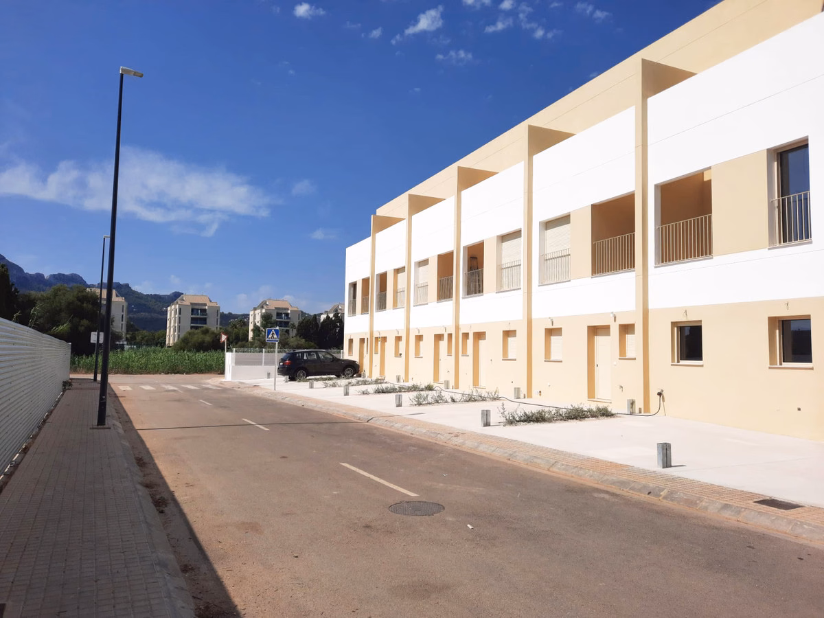 Уличный фронт и крытая парковка в Residencial Vernissa