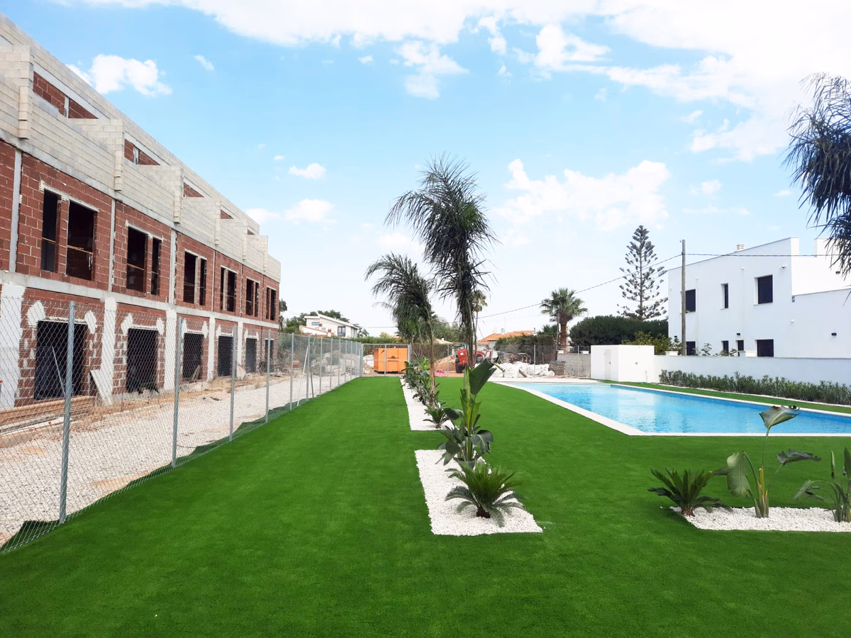 Террасa у бассейна Residencial Vernissa, дома за ней