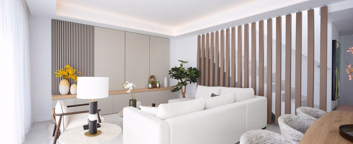 Гостиная с обеденным столом и реечной перегородкой в Santa Clara Homes