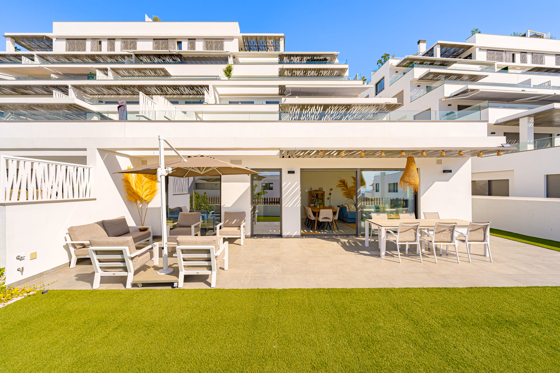 Крытая терраса и собственный сад угловой квартиры в Seascape Resort