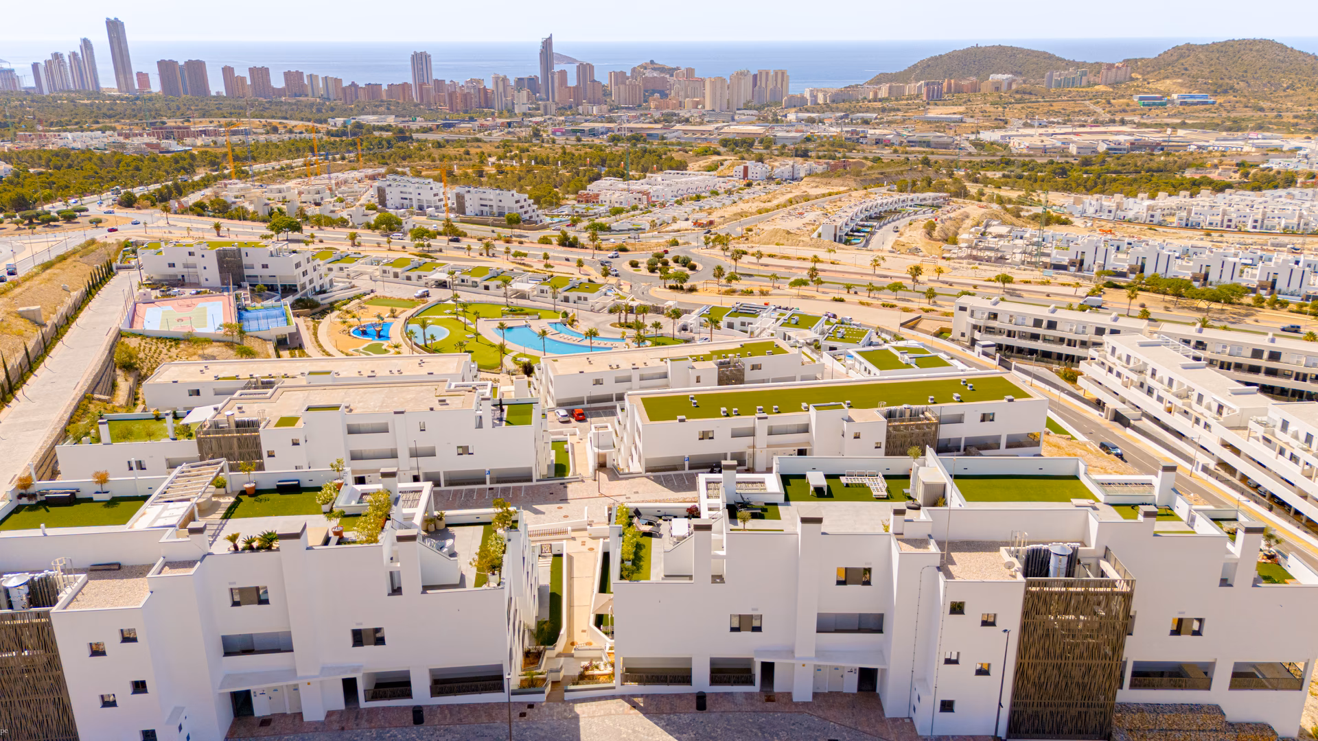 Seascape Resort с дрона: комплекс, скайлайн Бенидорма и море