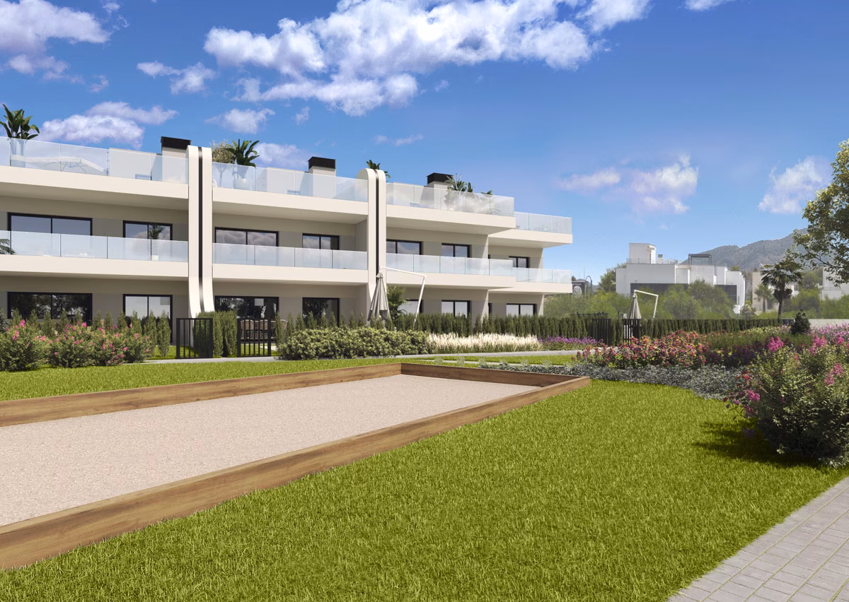 Газон и площадка для петанка в садах Siena, La Manga Club