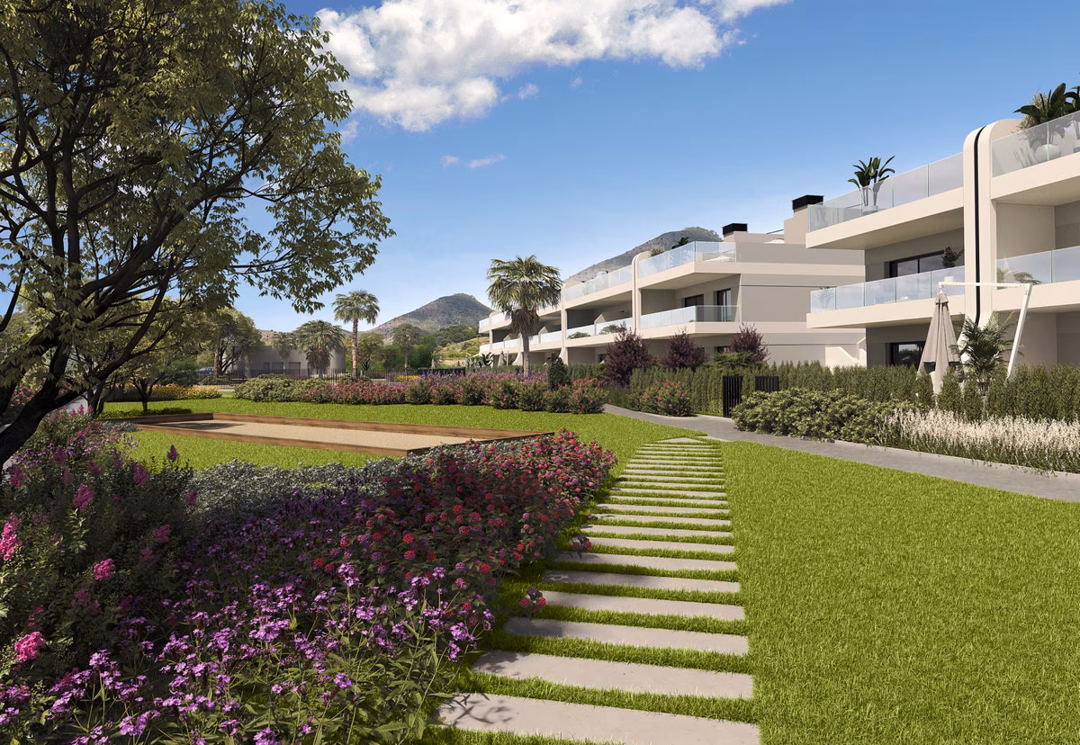 Дорожка среди цветочных клумб в Siena, La Manga Club