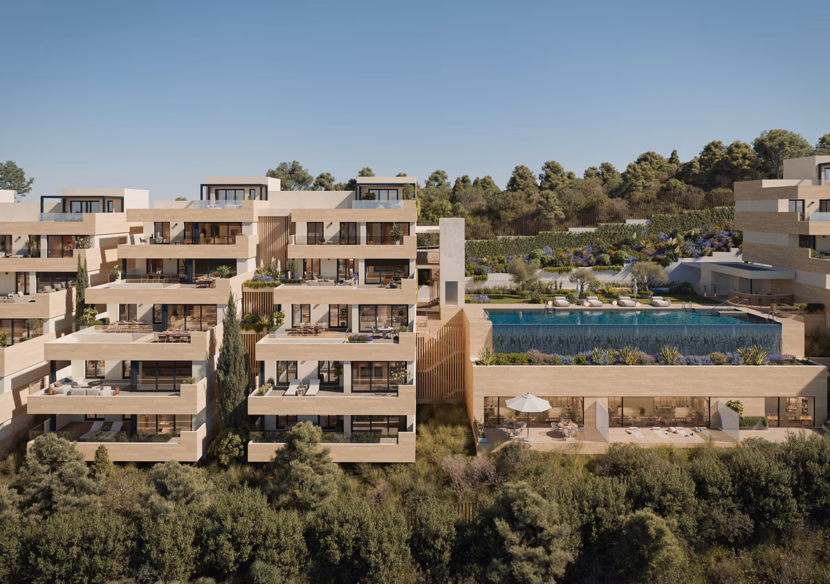 Корпуса Soleil на склоне и бассейн с высоты, Altos de los Monteros, Марбелья