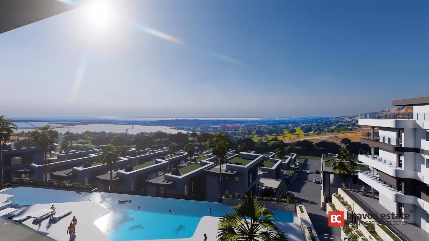 CGI-рендер Bonalba Green Villas: общий бассейн, отдельно стоящие виллы с плоскими крышами, поле для гольфа и широкая панорама прибрежной лагуны в ярких солнечных лучах.