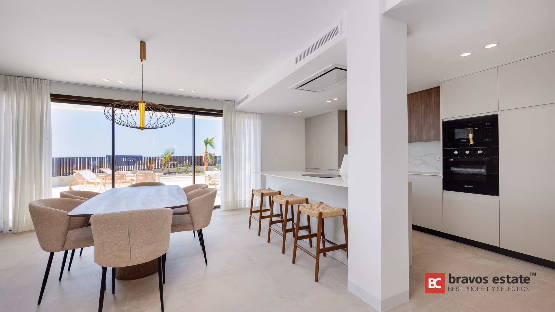 Столовая и кухня open-plan с выходом на террасу у виллы Terrazas de Alicante