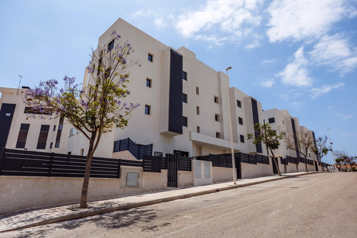 Вид с улицы на комплекс туристических апартаментов Moratella в Villajoyosa