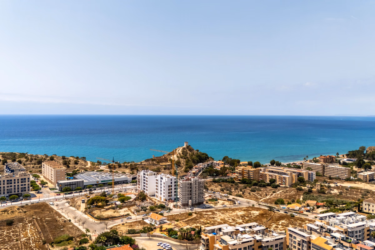 Вид с воздуха на побережье Villajoyosa, Costa Blanca