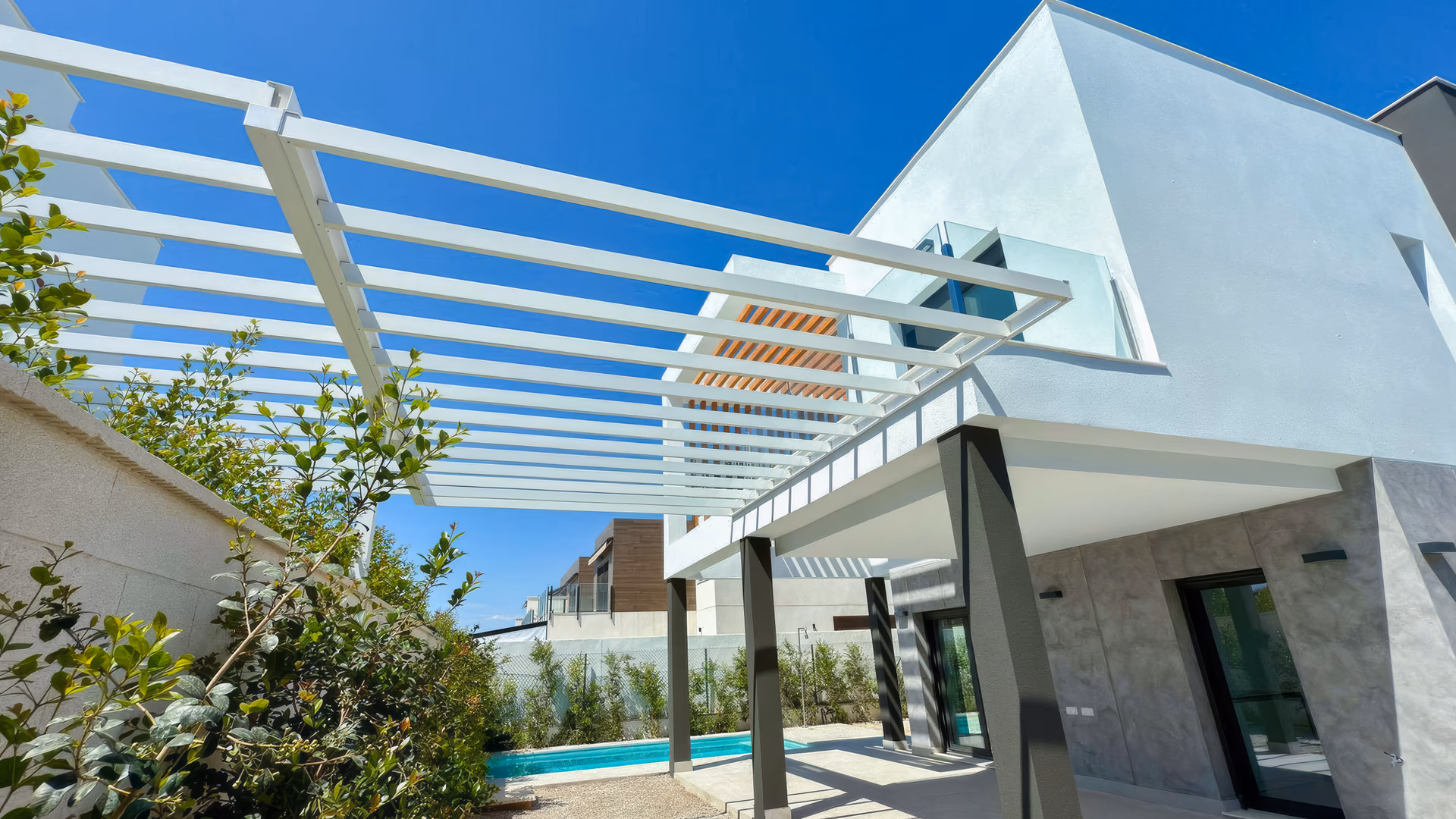 Уголок сада под pergola у бассейна виллы