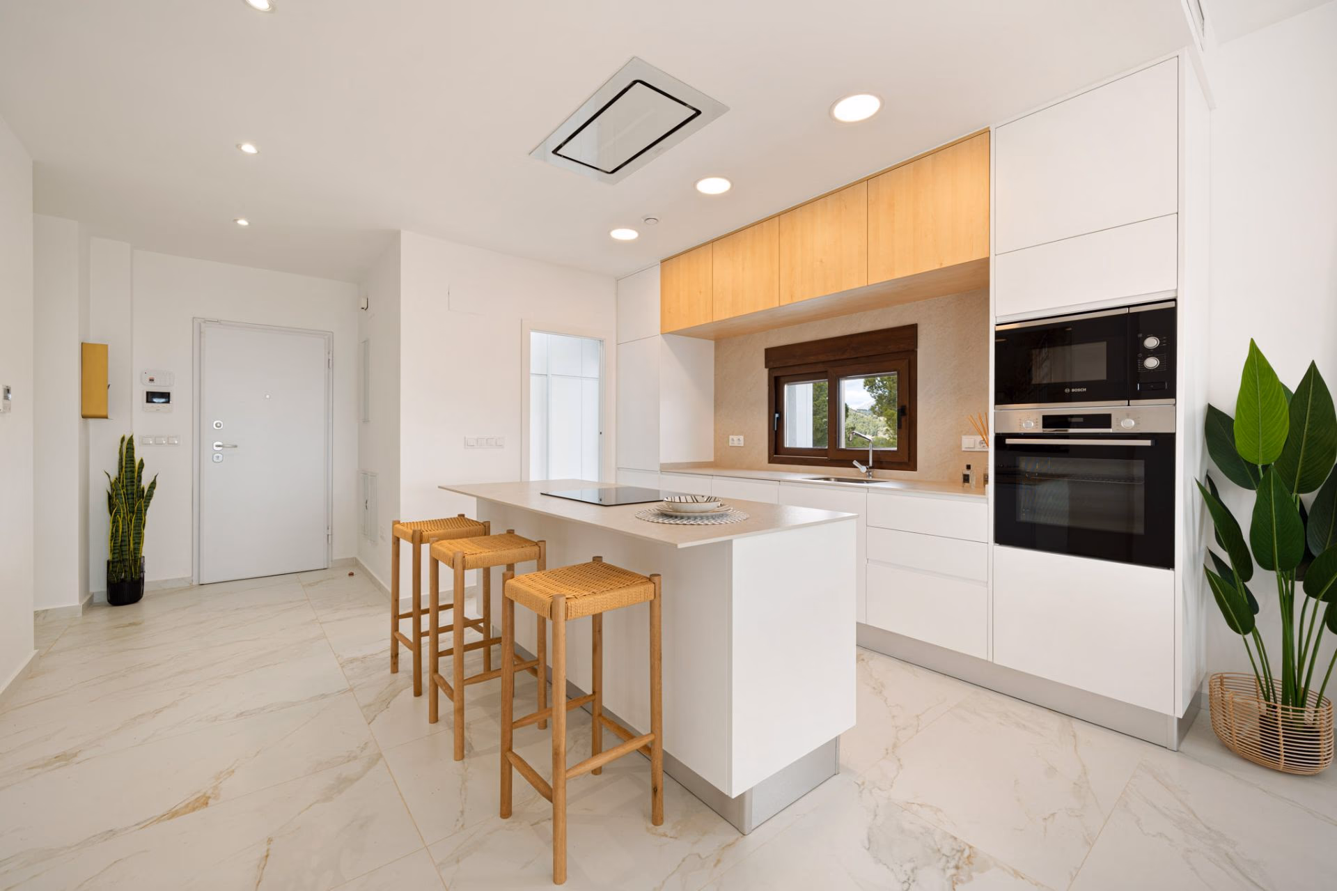 Кухня с островом и полной отделкой в Villa Marina Baja