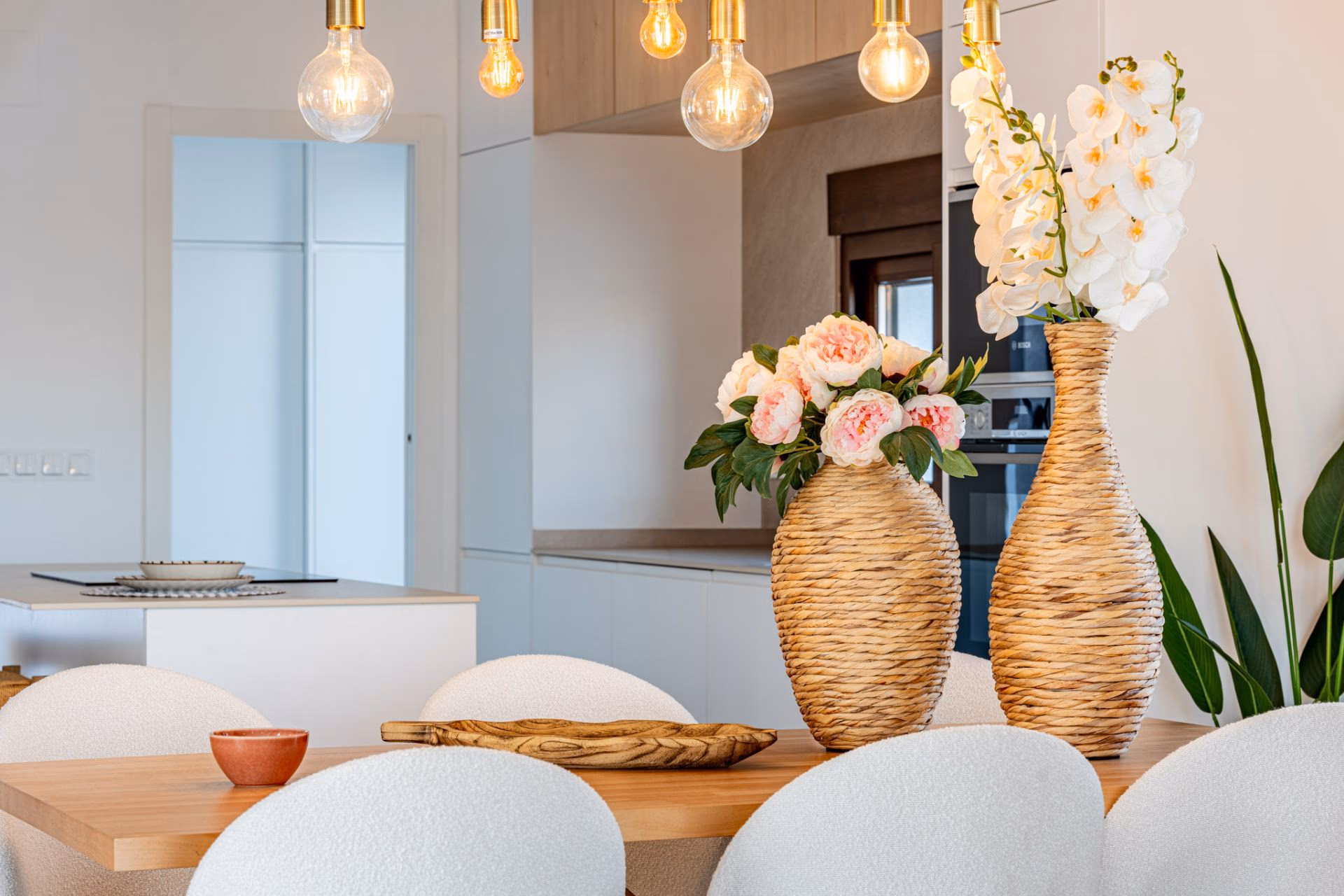 Столовая в сумерках с тёплым освещением в Villa Marina Baja