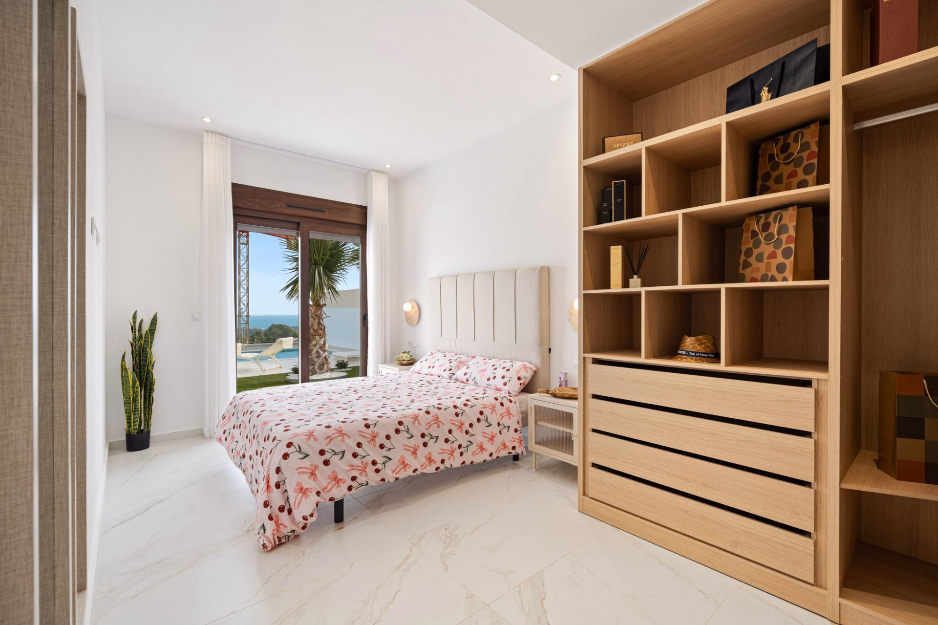 Спальня со встроенными стеллажами для хранения в Villa Marina Baja