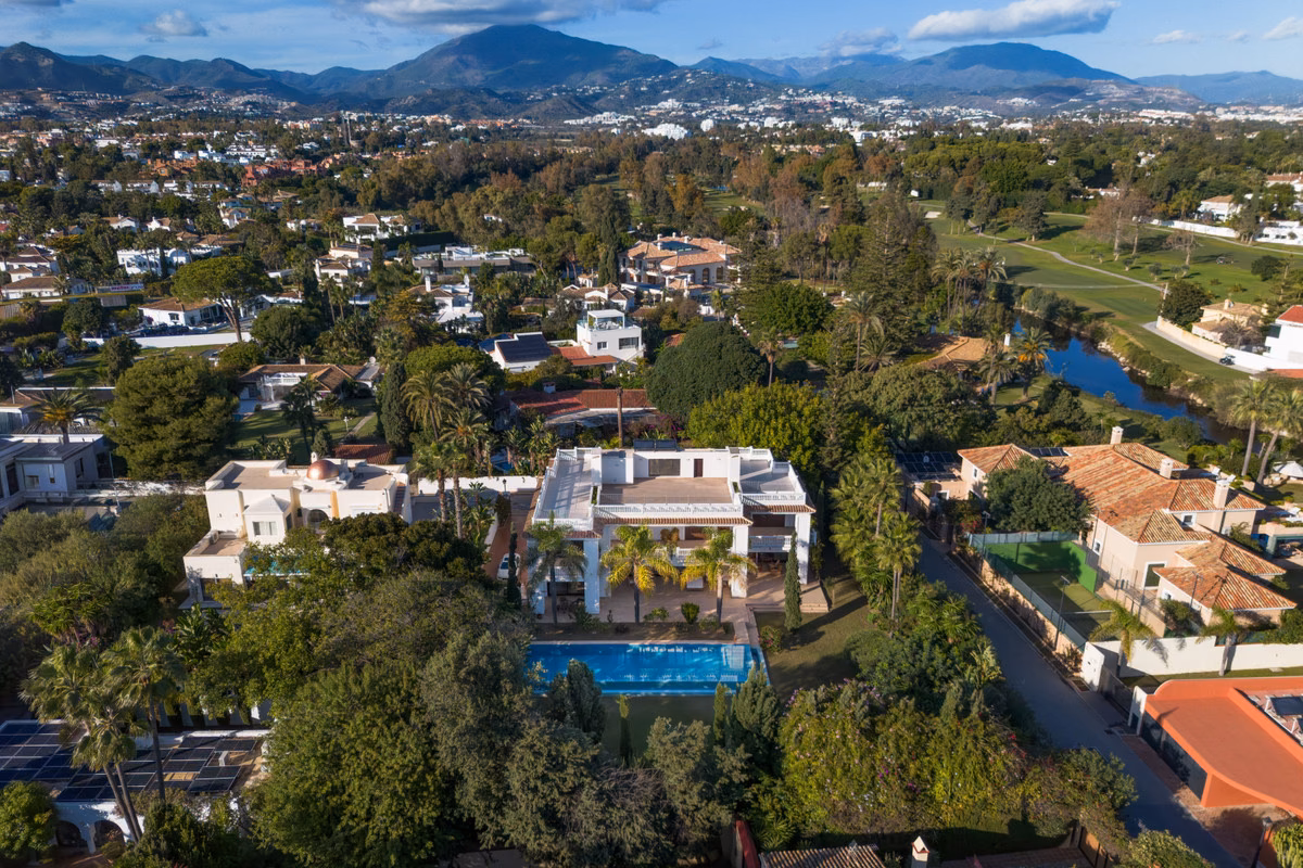 Фасад Villa Murcia с бассейном