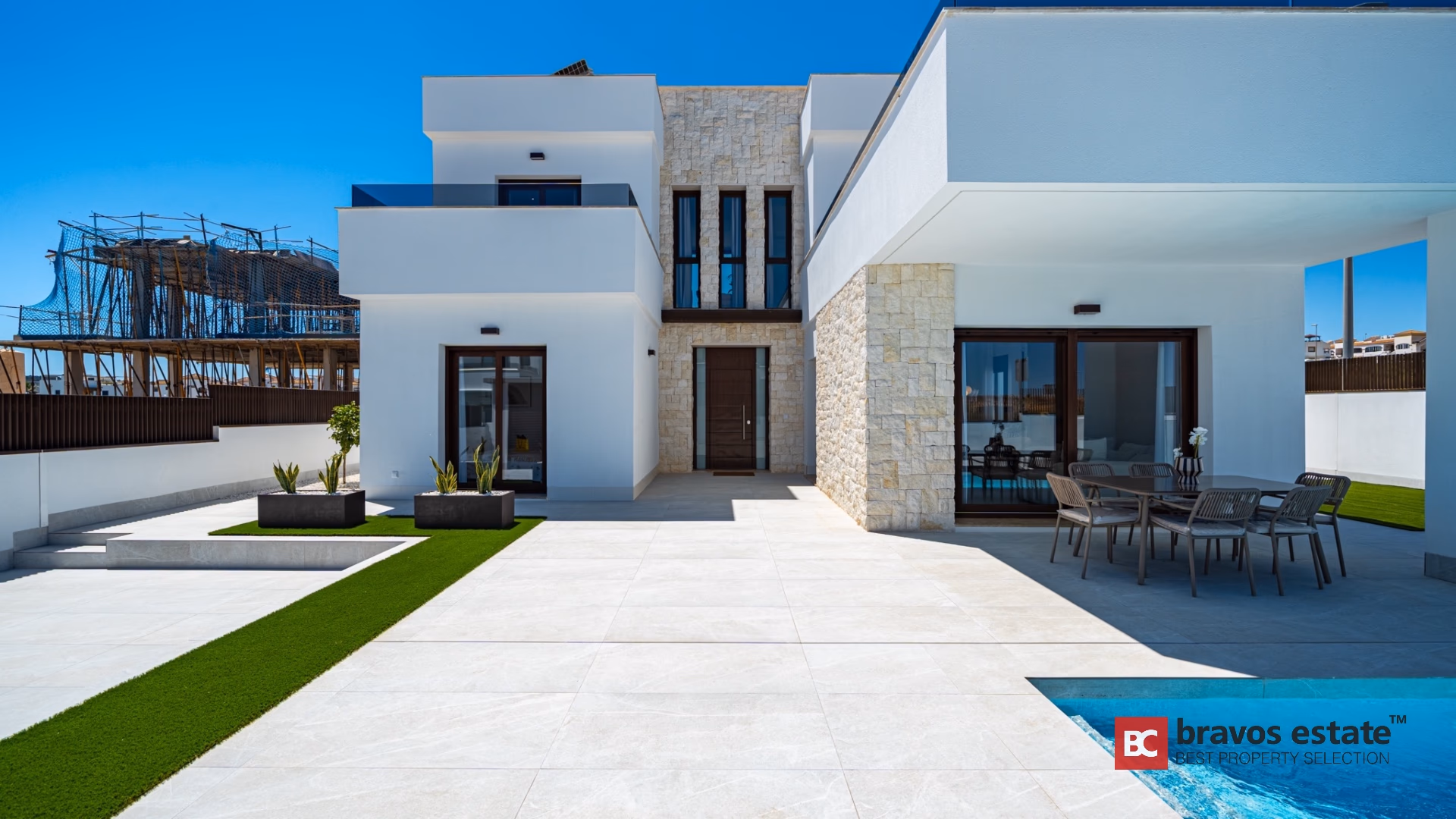 Мощёный въезд и крытая терраса в Villa Valencia