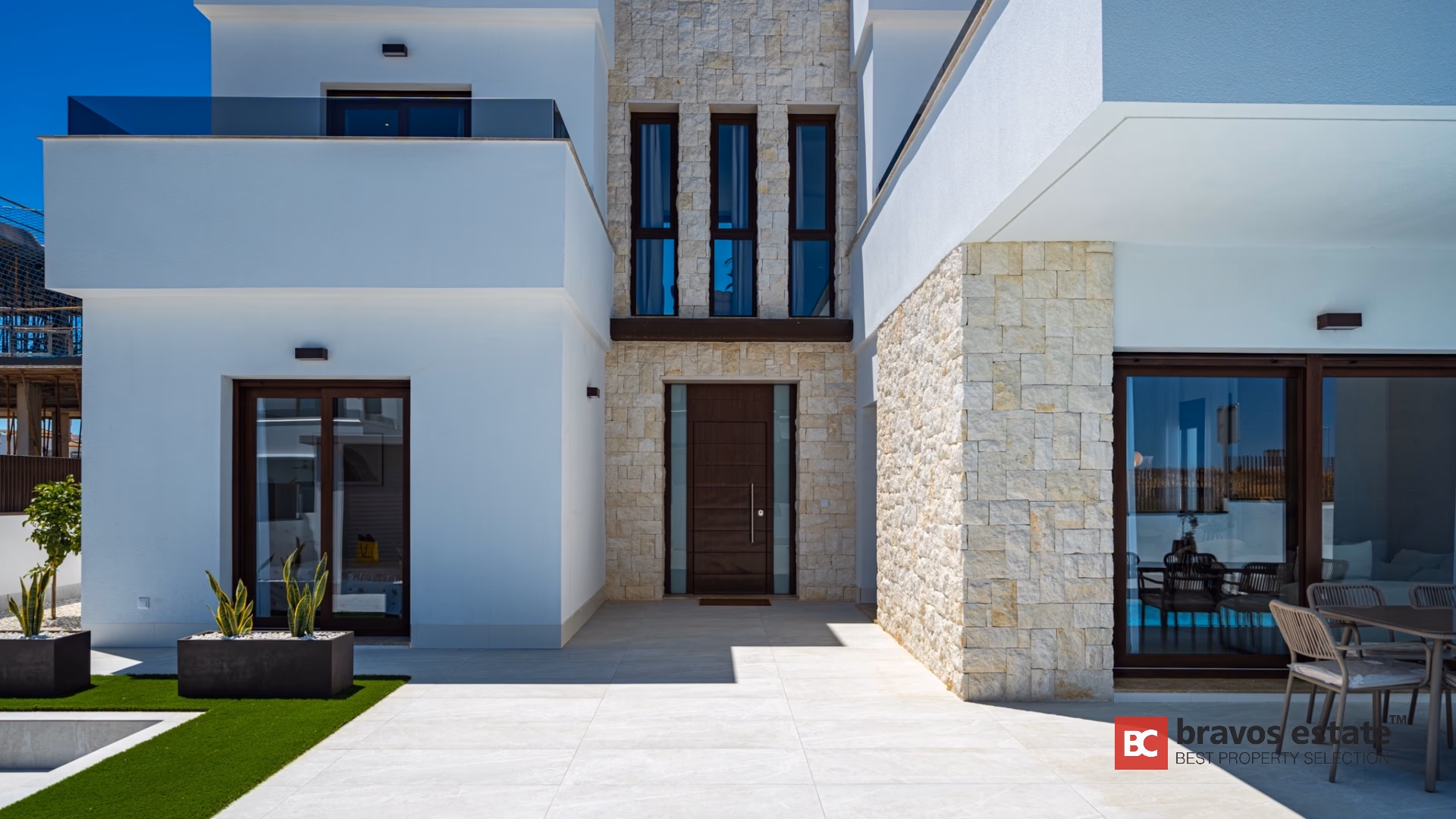 Входная дверь и фасад из натурального камня в Villa Valencia