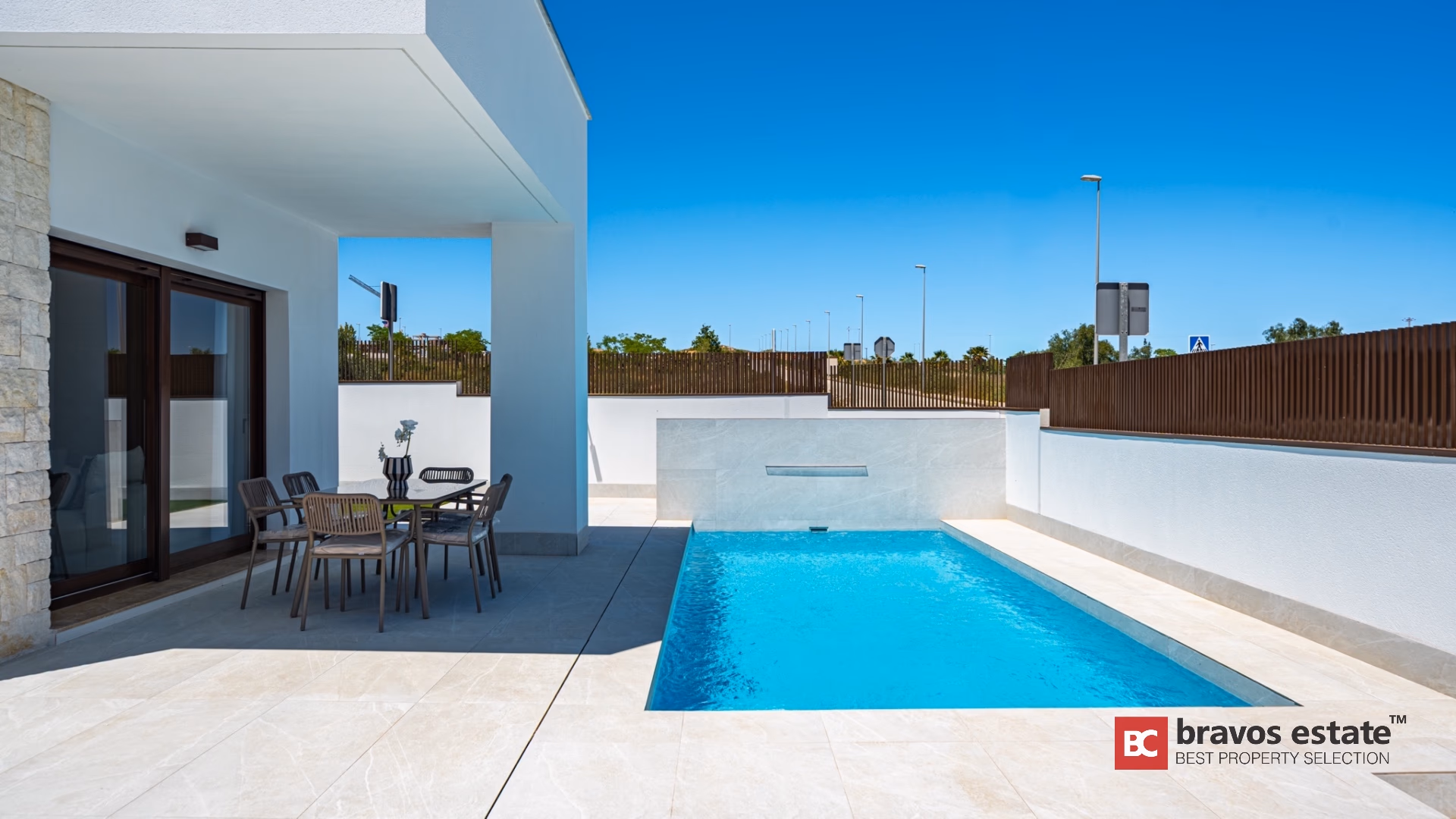 Крытый салон у бассейна в Villa Valencia