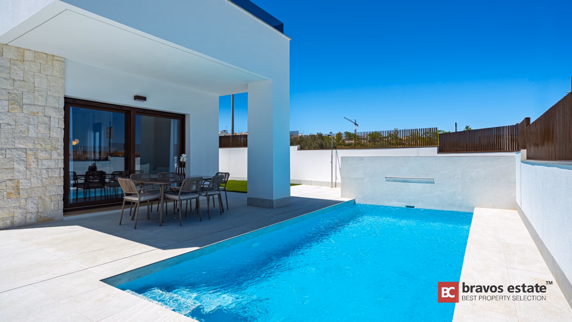 Крытое крыльцо и бассейн в Villa Valencia
