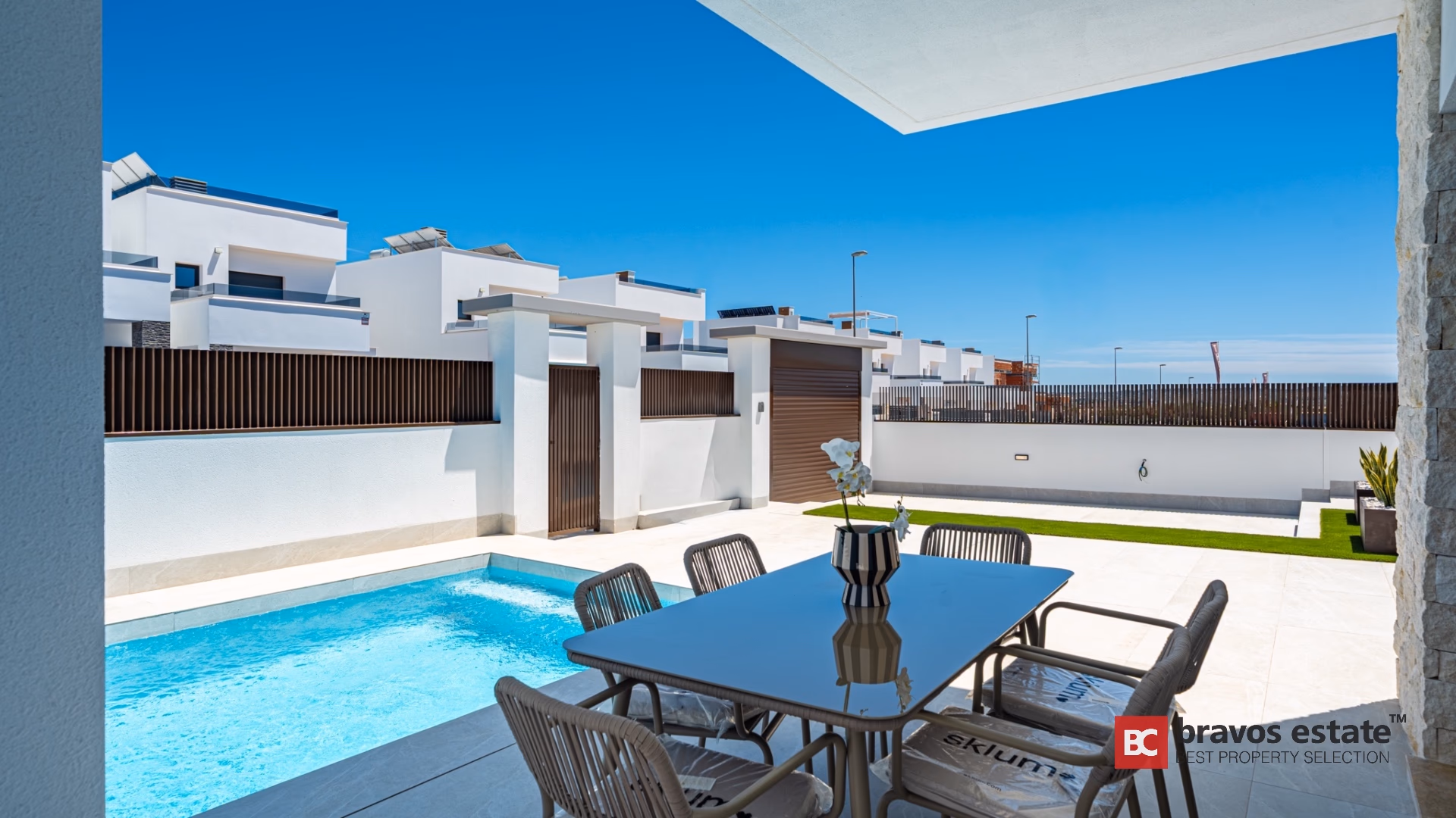 Обеденная зона на террасе с видом на бассейн в Villa Valencia