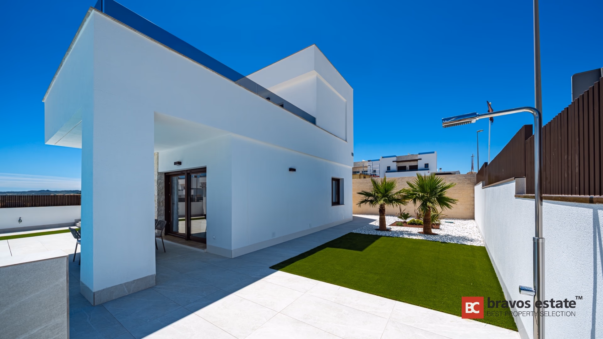 Ухоженный боковой сад с газоном и пальмами в Villa Valencia