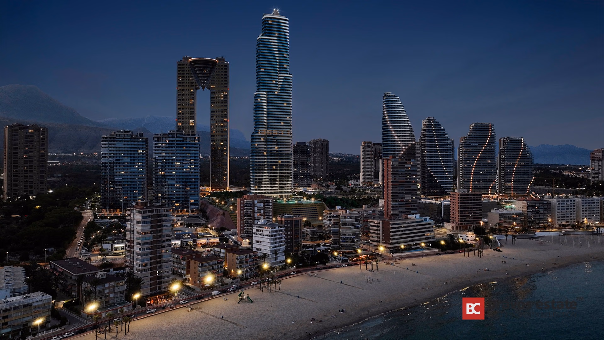 Ночная панорама Плайя-де-Поньенте в Бенидорме: небоскрёб TM Tower возвышается над освещёнными прибрежными зданиями
